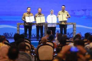 Menteri KKP Sakti Wahyu Trenggono bersama Direktur Utama PLN Darmawan Prasodjo dan sejumlah kepala daerah usai penandatanganan MoU sinergi pengembangan sektor kelautan dan perikanan untuk memperkuat ekonomi nasional. Dok: Istimewa.