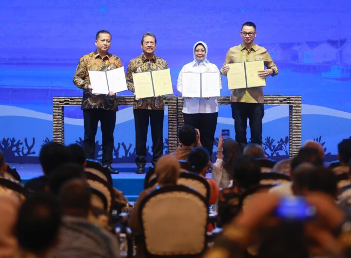 Menteri KKP Sakti Wahyu Trenggono bersama Direktur Utama PLN Darmawan Prasodjo dan sejumlah kepala daerah usai penandatanganan MoU sinergi pengembangan sektor kelautan dan perikanan untuk memperkuat ekonomi nasional. Dok: Istimewa.
