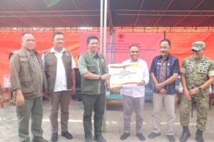 Kepala BNPB Letjen TNI Dr Suharyanto S.Sos M.M meresmikan secara simbolis bantuan 52 hunian tetap dan 2 sumur bor. Dok: Istimewa.
