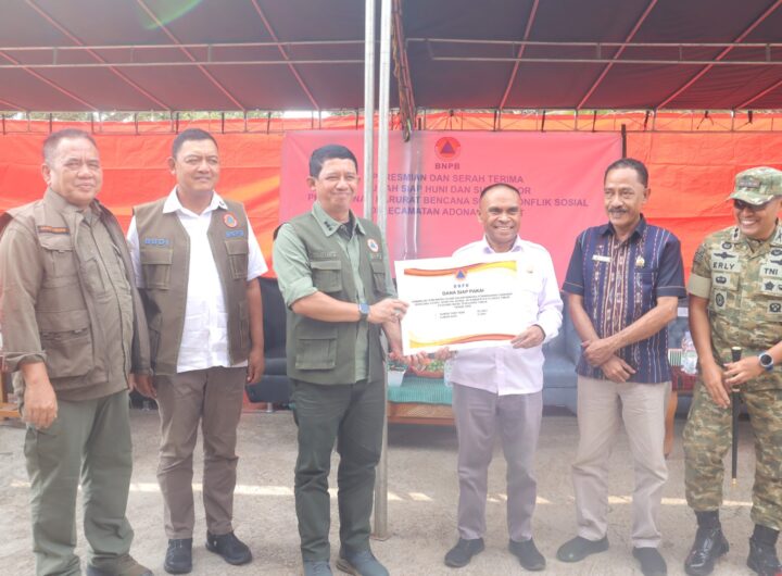 Kepala BNPB Letjen TNI Dr Suharyanto S.Sos M.M meresmikan secara simbolis bantuan 52 hunian tetap dan 2 sumur bor. Dok: Istimewa.