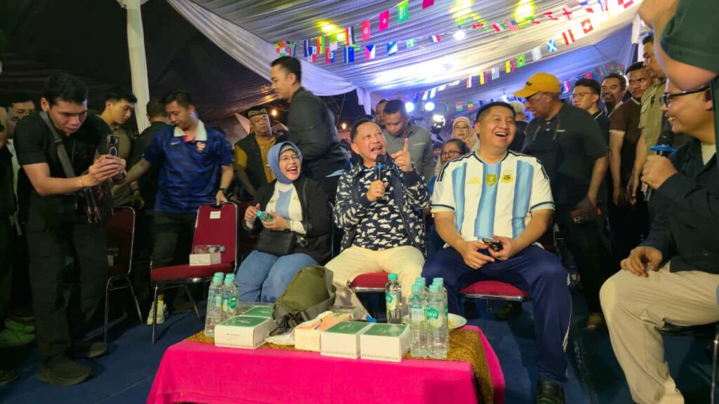 Menteri Perumahan dan Kawasan Permukiman (PKP) Maruarar Sirait (kanan), Menteri Dalam Negeri Muhammad Tito Karnavian (tengah), dan Kepala Badan Pusat Statistik (BPS) Amalia Adininggar Widyasanti (kiri) menyaksikan bersama laga Final Piala Dunia 2026 bersama warga. Dok: HF.