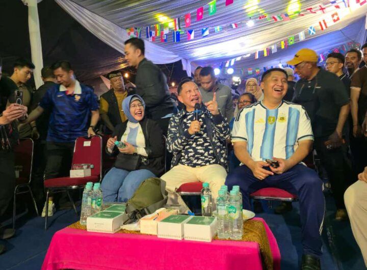 Menteri Perumahan dan Kawasan Permukiman (PKP) Maruarar Sirait (kanan), Menteri Dalam Negeri Muhammad Tito Karnavian (tengah), dan Kepala Badan Pusat Statistik (BPS) Amalia Adininggar Widyasanti (kiri) menyaksikan bersama laga Final Piala Dunia 2026 bersama warga. Dok: HF.