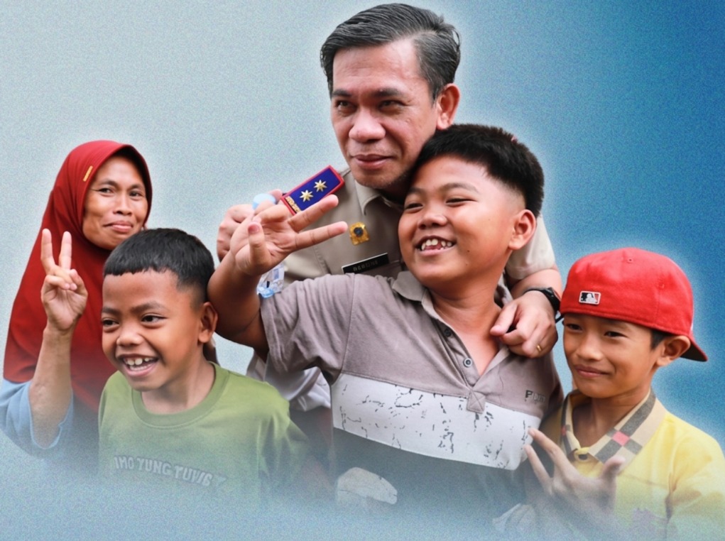 Kepala Kantor Wilayah BPN Provinsi Banten, Harison Mocodompis, berfoto bersama anak-anak dan warga usai penyerahan sertipikat PTSL di Kelurahan Kalodran, Kecamatan Walantaka, Kota Serang.