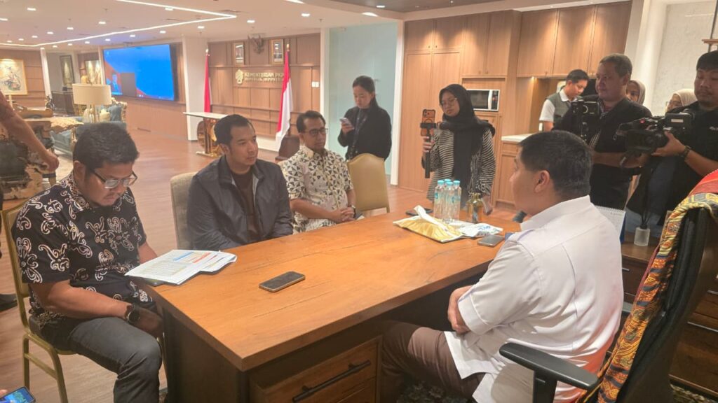 Ketua Umum BPP HIPMI Ade Jona Prasetyo bersama Menteri PKP Maruarar Sirait membahas langkah kolaborasi HIPMI dalam mendukung percepatan program perumahan nasional. Dok: HF.