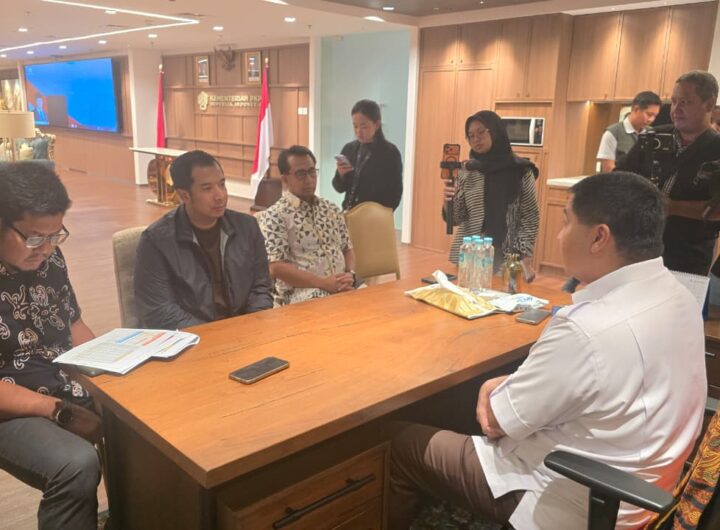 Ketua Umum BPP HIPMI Ade Jona Prasetyo bersama Menteri PKP Maruarar Sirait membahas langkah kolaborasi HIPMI dalam mendukung percepatan program perumahan nasional. Dok: HF.