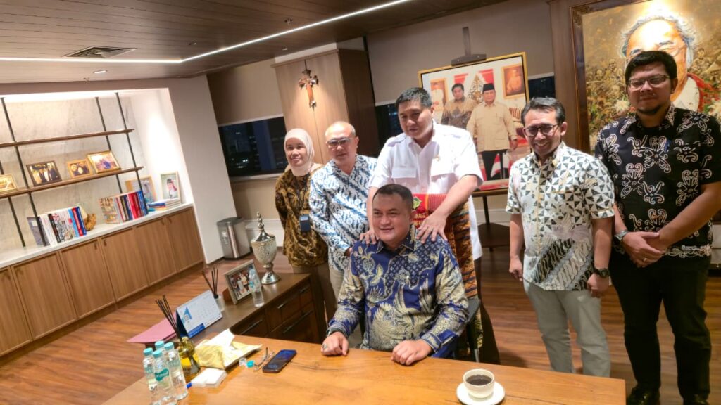 Kolaborasi untuk masyarakat. Menteri PKP Maruarar Sirait dan Bupati Bogor Rudy Susmanto berfoto bersama usai pertemuan yang membahas percepatan program BSPS. Dok: HF.