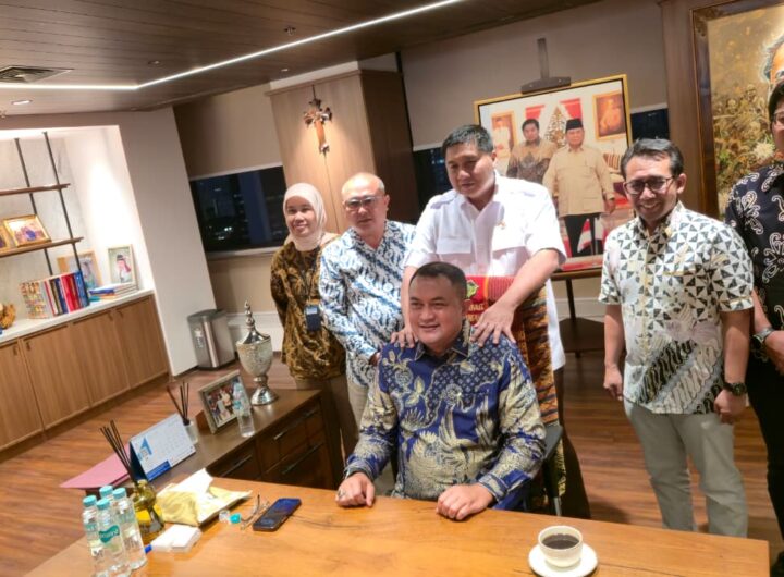 Kolaborasi untuk masyarakat. Menteri PKP Maruarar Sirait dan Bupati Bogor Rudy Susmanto berfoto bersama usai pertemuan yang membahas percepatan program BSPS. Dok: HF.