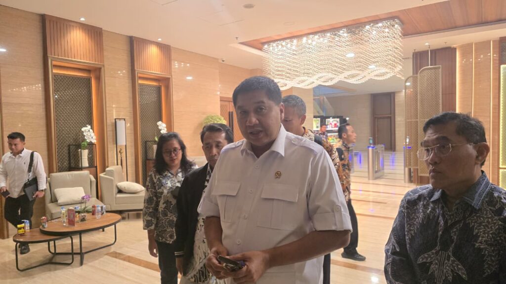 Menteri PKP Maruarar Sirait memberikan keterangan kepada awak media usai rapat bersama BPK di Jakarta, membahas penguatan kebijakan dan percepatan Program 3 Juta Rumah. Dok: HF.