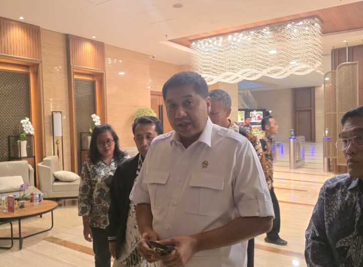 Menteri PKP Maruarar Sirait memberikan keterangan kepada awak media usai rapat bersama BPK di Jakarta, membahas penguatan kebijakan dan percepatan Program 3 Juta Rumah. Dok: HF.
