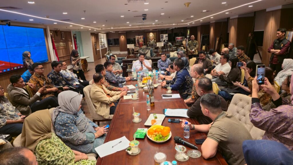 Pertemuan konsumen proyek apartemen LRT City, direksi PT ADCP, BPKN dan Menteri PKP Maruarar Sirait di Wisma Mandiri II, Kebon Sirih, Jakarta. Dok: HF.