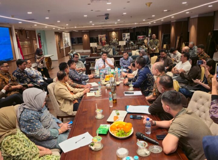 Pertemuan konsumen proyek apartemen LRT City, direksi PT ADCP, BPKN dan Menteri PKP Maruarar Sirait di Wisma Mandiri II, Kebon Sirih, Jakarta. Dok: HF.