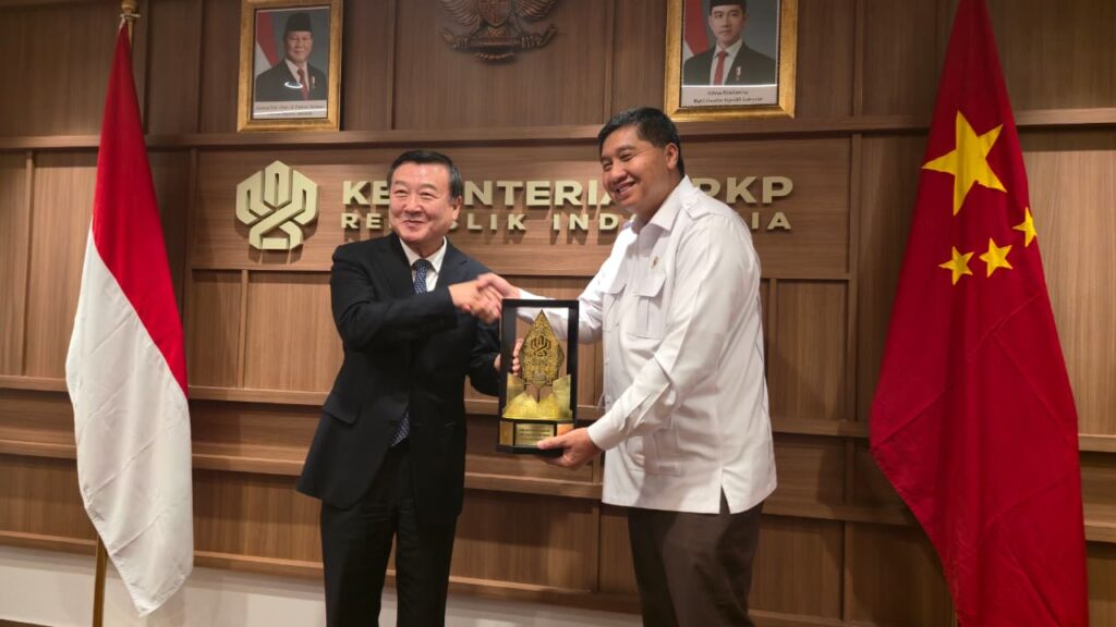 Menteri Perumahan dan Kawasan Permukiman (PKP) RI Maruarar Sirait (kanan) menyerahkan plakat kepada Menteri Perumahan Republik Rakyat Tiongkok, Ni Hong (kiri), usai pertemuan bilateral di Wisma Mandiri II, Jakarta Pusat. Dok: HF.