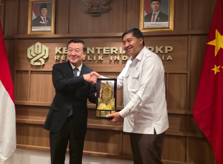 Menteri Perumahan dan Kawasan Permukiman (PKP) RI Maruarar Sirait (kanan) menyerahkan plakat kepada Menteri Perumahan Republik Rakyat Tiongkok, Ni Hong (kiri), usai pertemuan bilateral di Wisma Mandiri II, Jakarta Pusat. Dok: HF.