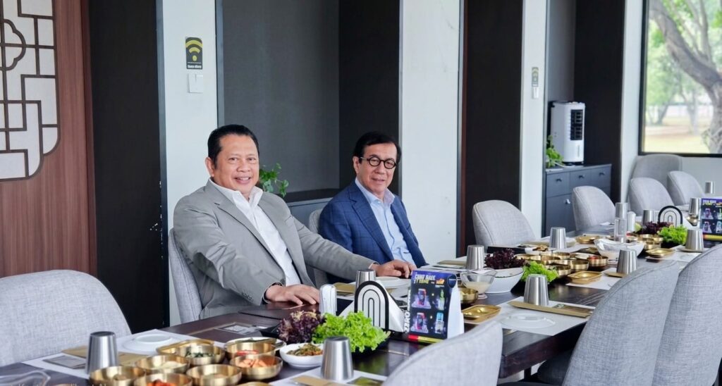 Prof. Dr. Yasonna H. Laoly (kanan) bersama Dr. H. Bambang Soesatyo (kiri) saat makan bersama usai Board of Commissioners Meeting PT Siloam International Hospitals Tbk. Dok: Istimewa.