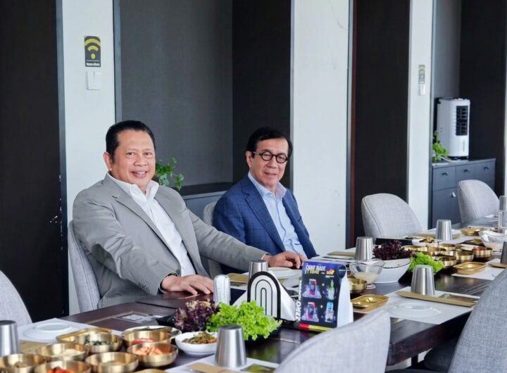 Prof. Dr. Yasonna H. Laoly (kanan) bersama Dr. H. Bambang Soesatyo (kiri) saat makan bersama usai Board of Commissioners Meeting PT Siloam International Hospitals Tbk. Dok: Istimewa.