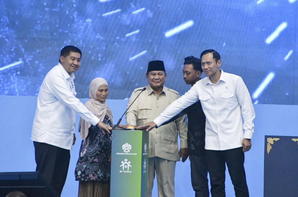 Presiden Prabowo Subianto memimpin prosesi akad massal dan penyerahan 62.710 unit rumah subsidi di Perumahan Puri Delta City Side, Kabupaten Batang, Jawa Tengah. Dok: Istimewa.