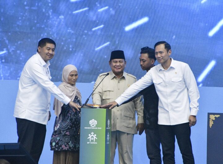 Presiden Prabowo Subianto memimpin prosesi akad massal dan penyerahan 62.710 unit rumah subsidi di Perumahan Puri Delta City Side, Kabupaten Batang, Jawa Tengah. Dok: Istimewa.