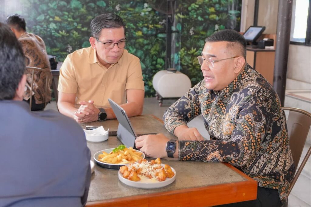 Kepala Kanwil BPN Provinsi Banten, Harison Mocodompis (kiri), mendampingi Wakil Menteri ATR/Wakil Kepala BPN, Ossy Dermawan (kanan), saat monitoring dan evaluasi bersama jajaran BPN Provinsi Banten. Dok. Istimewa.