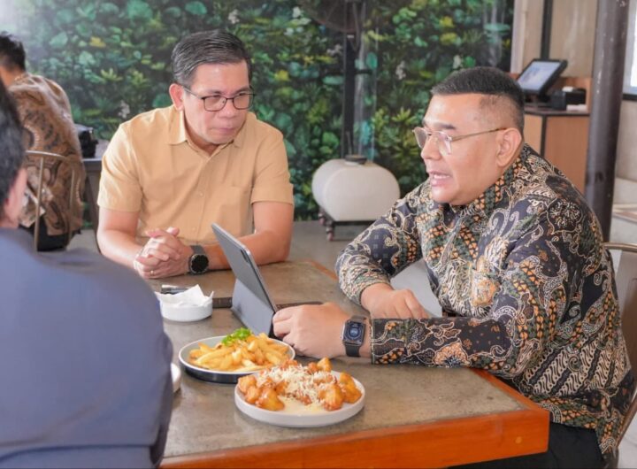 Kepala Kanwil BPN Provinsi Banten, Harison Mocodompis (kiri), mendampingi Wakil Menteri ATR/Wakil Kepala BPN, Ossy Dermawan (kanan), saat monitoring dan evaluasi bersama jajaran BPN Provinsi Banten. Dok. Istimewa.