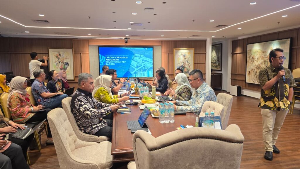 Sekretaris Jenderal Kementerian PKP Didyk Choiroel memimpin rapat koordinasi penyampaian progres penyerapan anggaran dan percepatan program perumahan nasional di Wisma Mandiri II, Jakarta Pusat. Dok: HF.