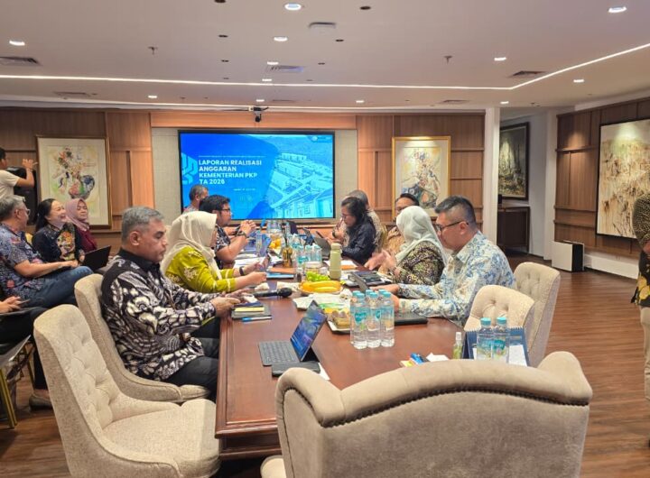 Sekretaris Jenderal Kementerian PKP Didyk Choiroel memimpin rapat koordinasi penyampaian progres penyerapan anggaran dan percepatan program perumahan nasional di Wisma Mandiri II, Jakarta Pusat. Dok: HF.
