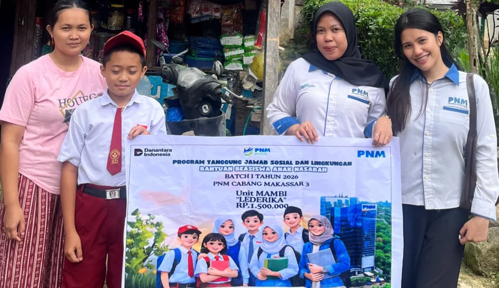Ibu Lederika (kiri), nasabah PNM Mekaar Unit Mambi, Mamasa, mendampingi putranya menerima Beasiswa Anak Nasabah dari PNM Cabang Makassar. Dok: Istimewa.