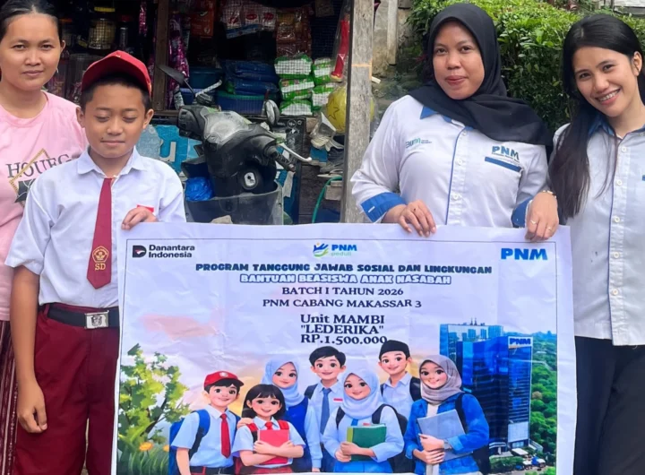 Ibu Lederika (kiri), nasabah PNM Mekaar Unit Mambi, Mamasa, mendampingi putranya menerima Beasiswa Anak Nasabah dari PNM Cabang Makassar. Dok: Istimewa.