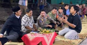 Wali Kota Yogyakarta Hasto Wardoyo berdialog bersama warga dalam Forum Kewaspadaan Dini Masyarakat (FKDM) di Kelurahan Mujamuju, Kemantren Umbulharjo, Yogyakarta. Dok: Istimewa.
