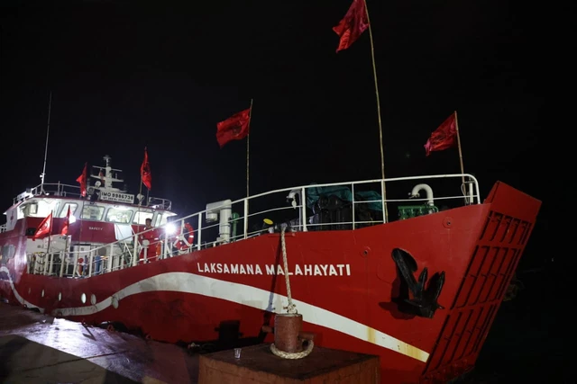 Pelepasan Kapal Rumah Sakit Terapung Laksamana Malahayati milik PDI Perjuangan menuju lokasi bencana gempa bumi di Nusa Tenggara Timur (NTT), Pulomerak, Cilegon, Banten.