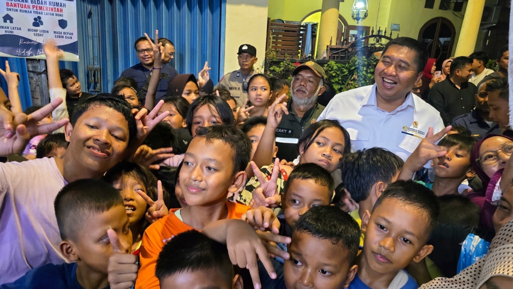 Menteri PKP Maruarar Sirait bersama anak-anak saat kunjungan program bedah rumah di Sukapura, Cilincing, Jakarta Utara. Dok: HF.