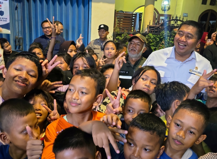 Menteri PKP Maruarar Sirait bersama anak-anak saat kunjungan program bedah rumah di Sukapura, Cilincing, Jakarta Utara. Dok: HF.
