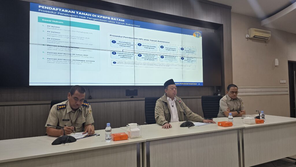 Menteri ATR/Kepala BPN Nusron Wahid (tengah) memberikan arahan terkait transformasi layanan pertanahan di Kantor Kementerian ATR/BPN, Jakarta, Senin (3/8/2026). Dok: HF.
