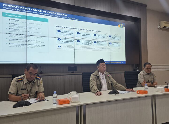 Menteri ATR/Kepala BPN Nusron Wahid (tengah) memberikan arahan terkait transformasi layanan pertanahan di Kantor Kementerian ATR/BPN, Jakarta, Senin (3/8/2026). Dok: HF.