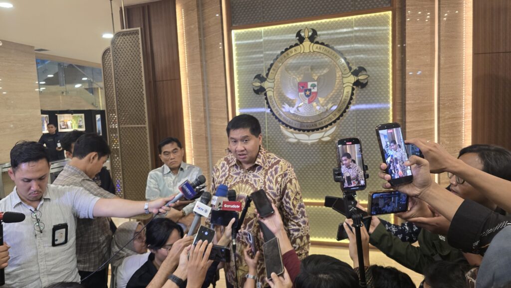 Menteri Perumahan dan Kawasan Permukiman Maruarar Sirait memberikan keterangan kepada awak media usai menerima Laporan Hasil Pemeriksaan (LHP) Badan Pemeriksa Keuangan (BPK) di Auditorium BPK RI. Dok: HF.