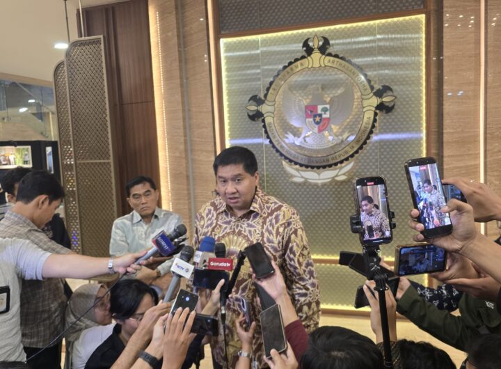 Menteri Perumahan dan Kawasan Permukiman Maruarar Sirait memberikan keterangan kepada awak media usai menerima Laporan Hasil Pemeriksaan (LHP) Badan Pemeriksa Keuangan (BPK) di Auditorium BPK RI. Dok: HF.