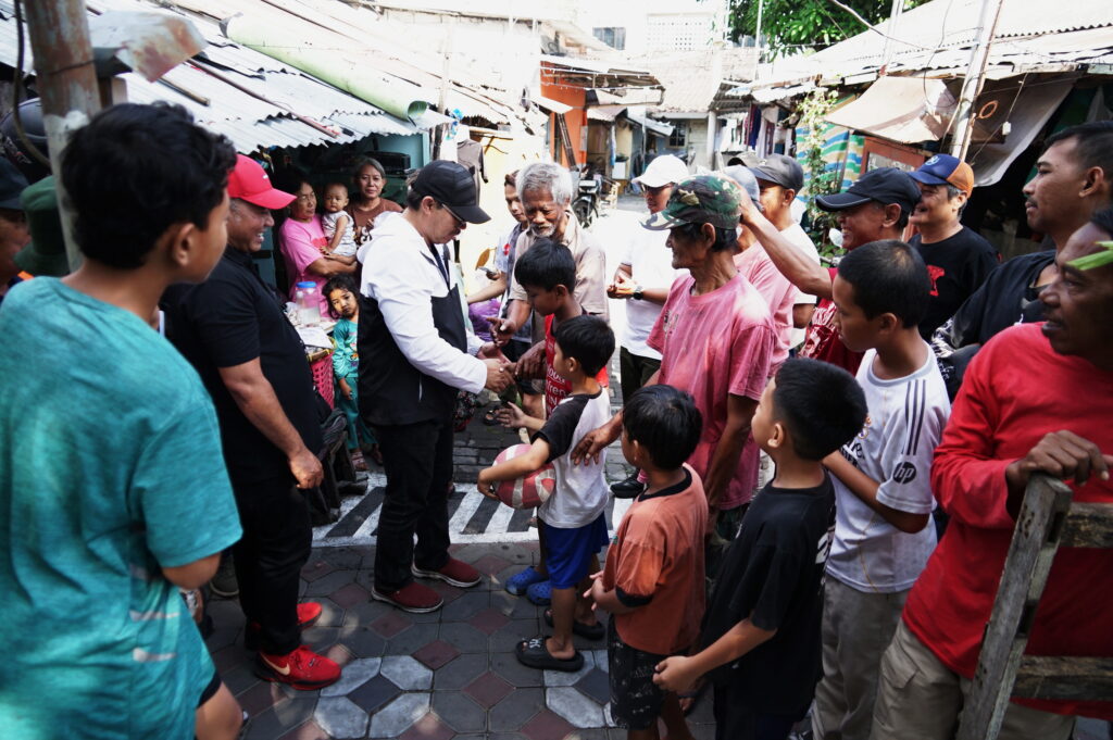 Wali Kota Yogyakarta Hasto Wardoyo menyapa warga Kampung Ledoktukangan saat meninjau penanganan pohon munggur berusia sekitar 150 tahun, Minggu (9/8/2026). Dok: Istimewa.