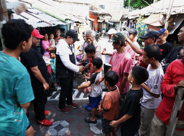 Wali Kota Yogyakarta Hasto Wardoyo menyapa warga Kampung Ledoktukangan saat meninjau penanganan pohon munggur berusia sekitar 150 tahun, Minggu (9/8/2026). Dok: Istimewa.