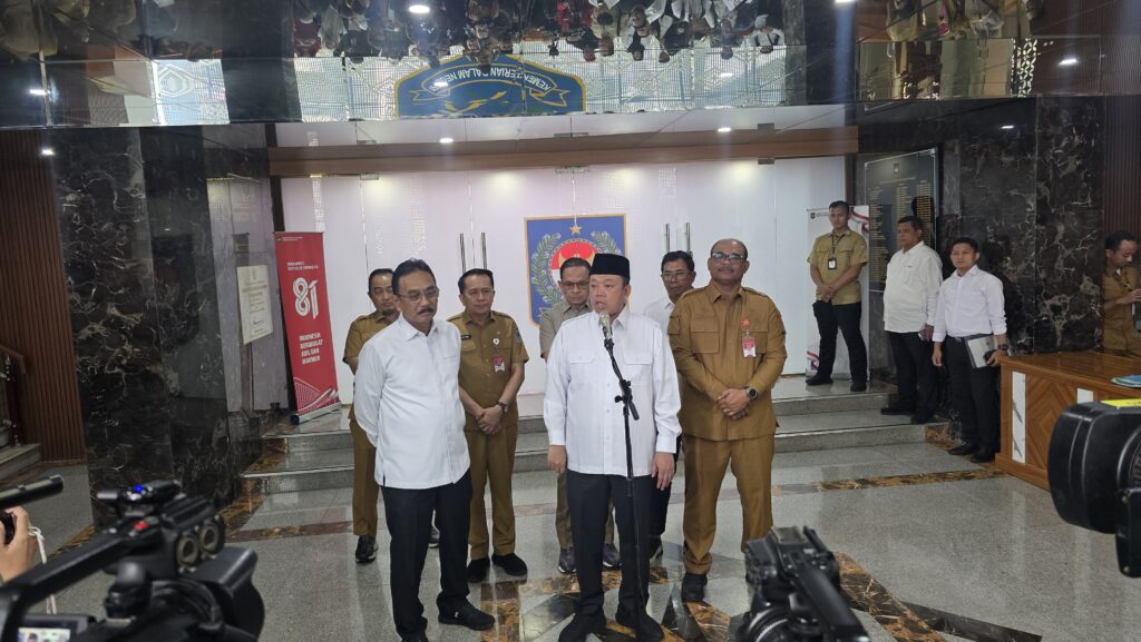 Menteri ATR/BPN Nusron Wahid memberikan keterangan kepada awak media usai rapat di Kementerian Dalam Negeri, Jakarta, Senin (10/8/2026).