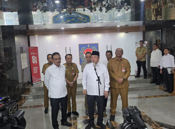 Menteri ATR/BPN Nusron Wahid memberikan keterangan kepada awak media usai rapat di Kementerian Dalam Negeri, Jakarta, Senin (10/8/2026).