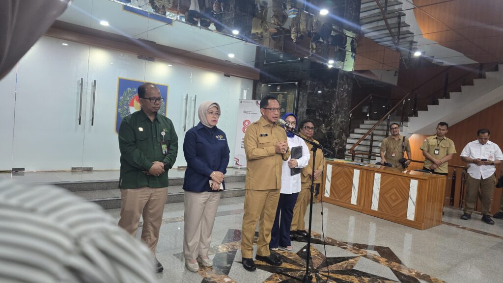 Menteri Dalam Negeri Tito Karnavian menyampaikan keterangan kepada awak media saat doorstop usai Rapat Koordinasi Pengendalian Inflasi di Kemendagri, Jakarta, Senin (10/8/2026).