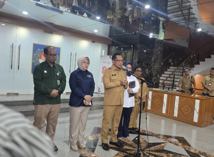 Menteri Dalam Negeri Tito Karnavian menyampaikan keterangan kepada awak media saat doorstop usai Rapat Koordinasi Pengendalian Inflasi di Kemendagri, Jakarta, Senin (10/8/2026).
