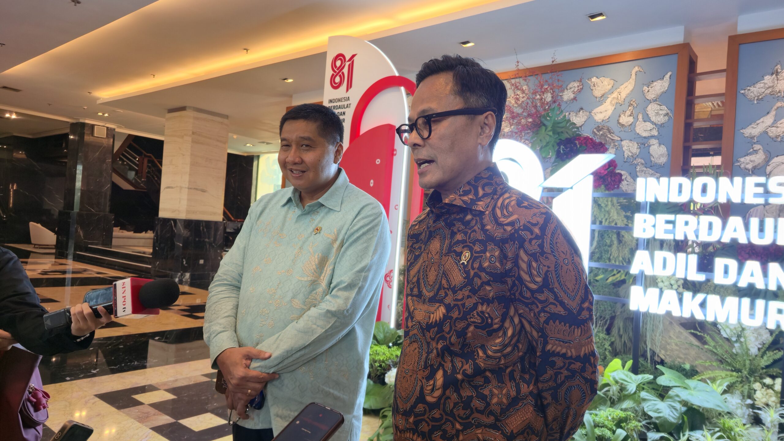 Menteri PKP Maruarar Sirait (kiri) bersama COO Danantara Dony Oskaria (kanan) saat memberikan keterangan kepada awak media di lobi utama Wisma Danantara Indonesia, Selasa (11/8/2026).