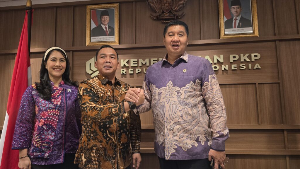 Menteri PKP Maruarar Sirait (kanan), Menteri Kependudukan dan Pembangunan Keluarga/Kepala BKKBN Wihaji (tengah), dan Wamen Kependudukan/Wakil Kepala BKKBN Ratu Ayu Isyana Bagoes Oka usai pertemuan di Jakarta, Rabu (12/8/2026). Dok: HF.
