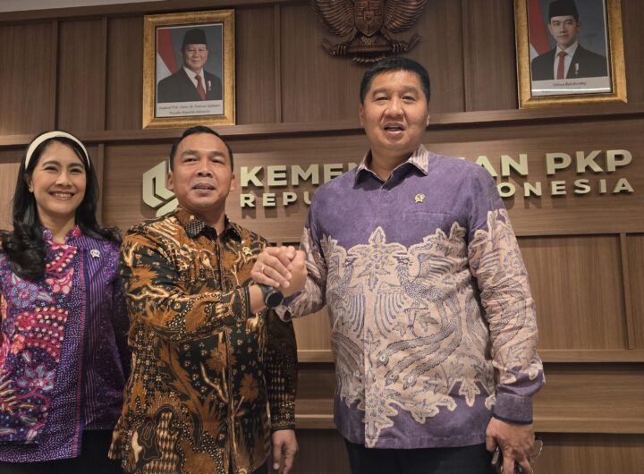 Menteri PKP Maruarar Sirait (kanan), Menteri Kependudukan dan Pembangunan Keluarga/Kepala BKKBN Wihaji (tengah), dan Wamen Kependudukan/Wakil Kepala BKKBN Ratu Ayu Isyana Bagoes Oka usai pertemuan di Jakarta, Rabu (12/8/2026). Dok: HF.