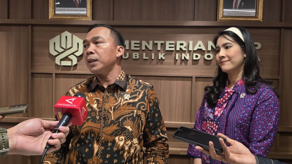 Menteri Kependudukan dan Pembangunan Keluarga/Kepala BKKBN **Dr. H. Wihaji, S.Ag., M.Pd.** (kanan) bersama Wakil Menteri Kependudukan dan Pembangunan Keluarga/Wakil Kepala BKKBN **Ratu Ayu Isyana Bagoes Oka, S.Sos.** (kiri) usai pertemuan di Wisma Mandiri 2, Jakarta, Rabu (12/8/2026). Dok: HF.