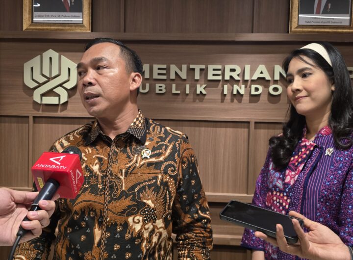 Menteri Kependudukan dan Pembangunan Keluarga/Kepala BKKBN **Dr. H. Wihaji, S.Ag., M.Pd.** (kanan) bersama Wakil Menteri Kependudukan dan Pembangunan Keluarga/Wakil Kepala BKKBN **Ratu Ayu Isyana Bagoes Oka, S.Sos.** (kiri) usai pertemuan di Wisma Mandiri 2, Jakarta, Rabu (12/8/2026). Dok: HF.