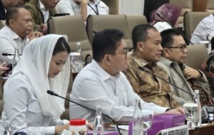 Ketua BPKN RI Mufti Mubarok (dua dari kanan) mengikuti Rapat Kerja Komisi VI DPR RI bersama Menteri Perdagangan RI dan jajaran terkait di Gedung DPR RI, Senayan, Jakarta, Senin (31/8/2026). Dok: HF.