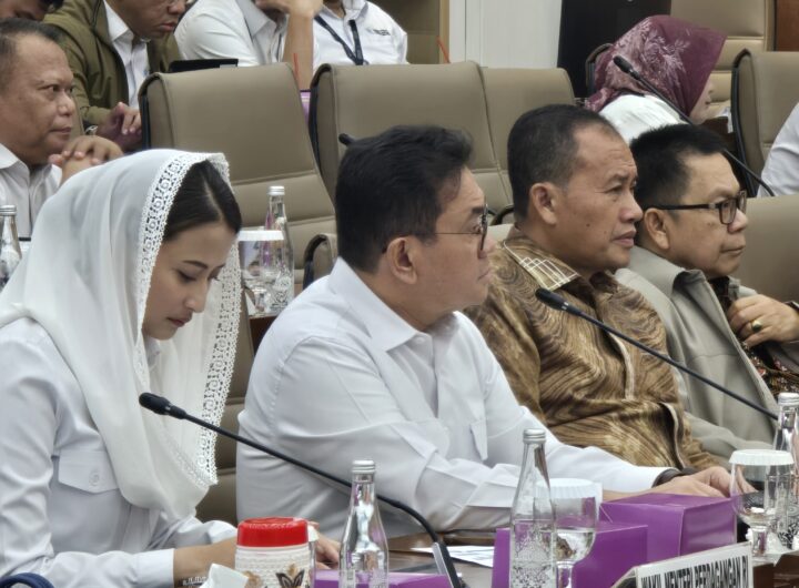Ketua BPKN RI Mufti Mubarok (dua dari kanan) mengikuti Rapat Kerja Komisi VI DPR RI bersama Menteri Perdagangan RI dan jajaran terkait di Gedung DPR RI, Senayan, Jakarta, Senin (31/8/2026). Dok: HF.