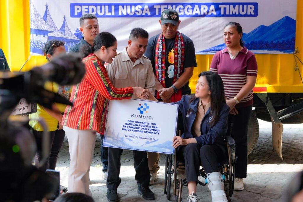 Dirjen Komunikasi Publik dan Media Komdigi Fifi Aleyda Yahya menyerahkan bantuan secara simbolis untuk masyarakat terdampak gempa Nusa Tenggara Timur (NTT), berupa 15 ton logistik dan 20 perangkat Starlink. Dok: Istimewa.
