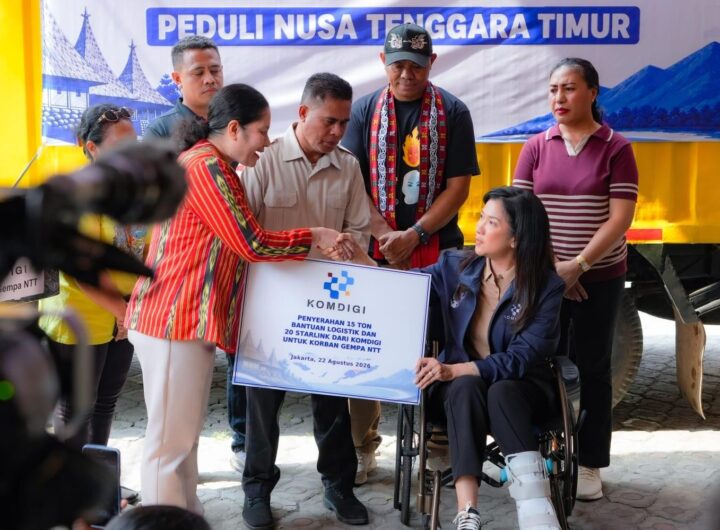 Dirjen Komunikasi Publik dan Media Komdigi Fifi Aleyda Yahya menyerahkan bantuan secara simbolis untuk masyarakat terdampak gempa Nusa Tenggara Timur (NTT), berupa 15 ton logistik dan 20 perangkat Starlink. Dok: Istimewa.